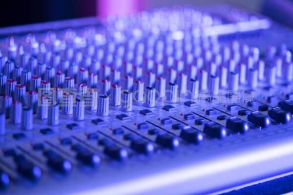 錄音棚混音臺(tái)專業(yè)音樂制作