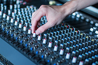 在錄音室進(jìn)行專(zhuān)業(yè)音樂(lè)制作。音響工程師正在工作。